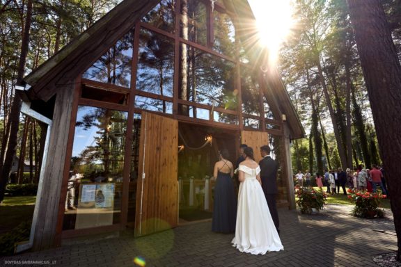 Lina Mieldažytė ir Liudas Daumantas Vestuvės Kačerginės Šv. Onos koplyčia, Kaunas, Sodyba Jurgežerė, Marijampolė, Vedėjas Karolis Zlatkauskas Tūzai renginių vedimas