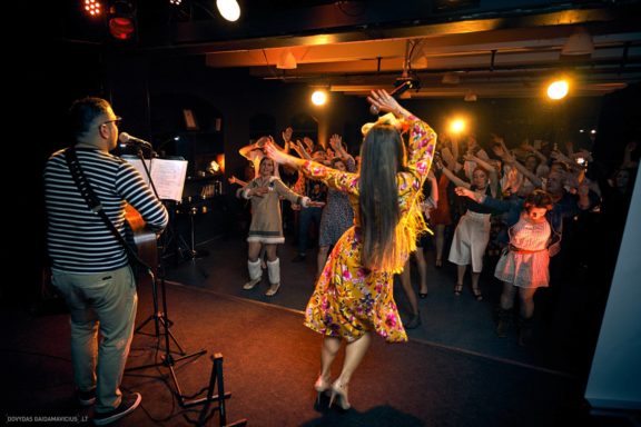 „Šokam į vakarėlį“ šokių renginys „Teatro klube“, Gintarė Malinauskaitė, Gintarės šokių ir laisvalaikio studja, Kaunas, Fotografas: Dovydas Gaidamavičius