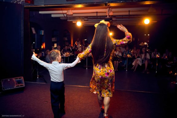 „Šokam į vakarėlį“ šokių renginys „Teatro klube“, Gintarė Malinauskaitė, Gintarės šokių ir laisvalaikio studja, Kaunas, Fotografas: Dovydas Gaidamavičius