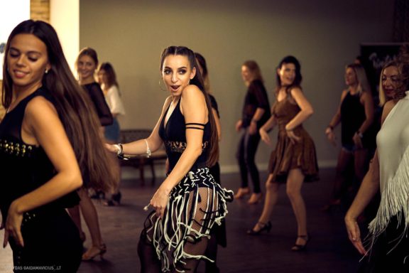 Vakarėlis tik merginoms - Let's go Wild, Gintarės šokių ir laisvalaikio studija, Kaunas Fotografas: Dovydas Gaidamavičius Miglė Dudavičiūtė, Aistė Kuraitiene, Dovile Brazionyte, Idalija Gerviene, Gabrielė Sabaliauskaitė, Gintare Akelytė-Grigonė, Neringa Vasiliauskaitė, Paulė Drag, Gintarė Malinauskaitė, Ugne Monika Parseliunaite, Gabrielė Goštautaitė Grigonė, Vilena Seydalieva, Monika Grubliauskaitė, Vytene Jurkeviciute, Edita Gud #PramoginiaiRenginiai #Fotografavimas #Šokiai #DovydasGaidamavičius #Fotografas #Šokių #Fotografija #Vilnius #Kaunas #GintaresStudija #Šventė #Šokiai