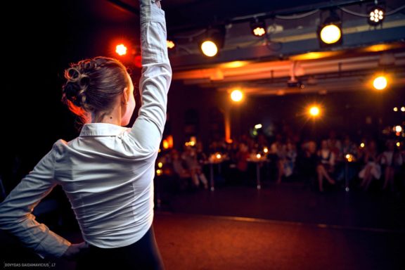 „Šokam į vakarėlį“ šokių renginys „Teatro klube“, Gintarė Malinauskaitė, Gintarės šokių ir laisvalaikio studja, Kaunas, Fotografas: Dovydas Gaidamavičius