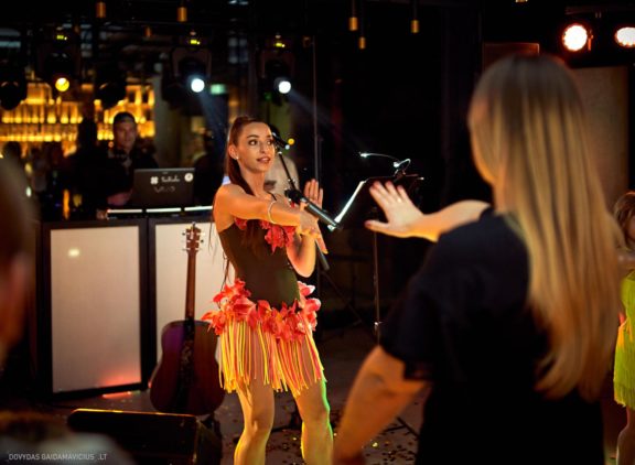 Gimtadienio vakarėlis, Vedėjas Teatrola renginių organizavimas Donatas Medzevičius, DJ Rokas, Muzika Daniel Rios ir Gabrielė Goštautaitė Grigonė, Šokius vedė Gintarė Malinauskaitė - Gintarės šokių ir laisvalaikio studija. Kaunas, fresh buffet medžiotojų užeiga. Fotografas: Dovydas Gaidamavičius