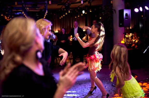 Gimtadienio vakarėlis, Vedėjas Teatrola renginių organizavimas Donatas Medzevičius, DJ Rokas, Muzika Daniel Rios ir Gabrielė Goštautaitė Grigonė, Šokius vedė Gintarė Malinauskaitė - Gintarės šokių ir laisvalaikio studija. Kaunas, fresh buffet medžiotojų užeiga. Fotografas: Dovydas Gaidamavičius