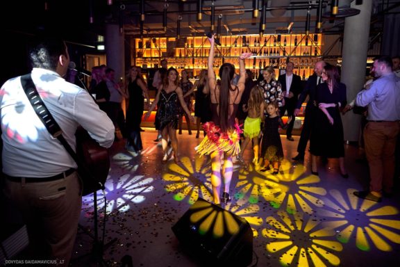 Gimtadienio vakarėlis, Vedėjas Teatrola renginių organizavimas Donatas Medzevičius, DJ Rokas, Muzika Daniel Rios ir Gabrielė Goštautaitė Grigonė, Šokius vedė Gintarė Malinauskaitė - Gintarės šokių ir laisvalaikio studija. Kaunas, fresh buffet medžiotojų užeiga. Fotografas: Dovydas Gaidamavičius