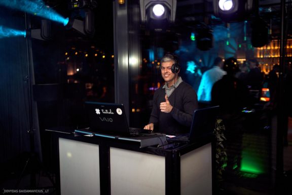 Gimtadienio vakarėlis, Vedėjas Teatrola renginių organizavimas Donatas Medzevičius, DJ Rokas, Muzika Daniel Rios ir Gabrielė Goštautaitė Grigonė, Šokius vedė Gintarė Malinauskaitė - Gintarės šokių ir laisvalaikio studija. Kaunas, fresh buffet medžiotojų užeiga. Fotografas: Dovydas Gaidamavičius