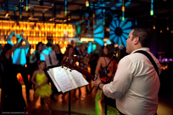 Gimtadienio vakarėlis, Vedėjas Teatrola renginių organizavimas Donatas Medzevičius, DJ Rokas, Muzika Daniel Rios ir Gabrielė Goštautaitė Grigonė, Šokius vedė Gintarė Malinauskaitė - Gintarės šokių ir laisvalaikio studija. Kaunas, fresh buffet medžiotojų užeiga. Fotografas: Dovydas Gaidamavičius