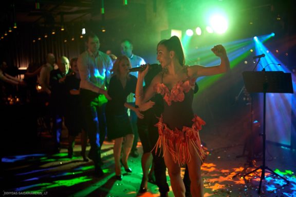 Gimtadienio vakarėlis, Vedėjas Teatrola renginių organizavimas Donatas Medzevičius, DJ Rokas, Muzika Daniel Rios ir Gabrielė Goštautaitė Grigonė, Šokius vedė Gintarė Malinauskaitė - Gintarės šokių ir laisvalaikio studija. Kaunas, fresh buffet medžiotojų užeiga. Fotografas: Dovydas Gaidamavičius