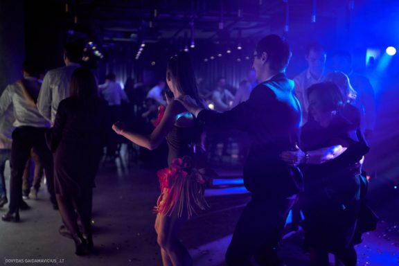 Gimtadienio vakarėlis, Vedėjas Teatrola renginių organizavimas Donatas Medzevičius, DJ Rokas, Muzika Daniel Rios ir Gabrielė Goštautaitė Grigonė, Šokius vedė Gintarė Malinauskaitė - Gintarės šokių ir laisvalaikio studija. Kaunas, fresh buffet medžiotojų užeiga. Fotografas: Dovydas Gaidamavičius