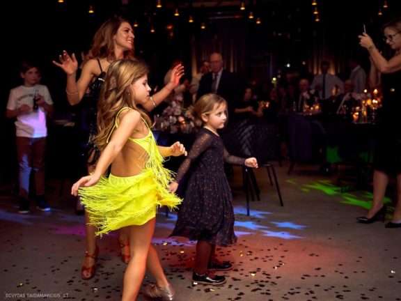 Gimtadienio vakarėlis, Vedėjas Teatrola renginių organizavimas Donatas Medzevičius, DJ Rokas, Muzika Daniel Rios ir Gabrielė Goštautaitė Grigonė, Šokius vedė Gintarė Malinauskaitė - Gintarės šokių ir laisvalaikio studija. Kaunas, fresh buffet medžiotojų užeiga. Fotografas: Dovydas Gaidamavičius