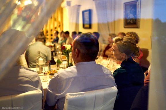 Lina Mieldažytė ir Liudas Daumantas Vestuvės Kačerginės Šv. Onos koplyčia, Kaunas, Sodyba Jurgežerė, Marijampolė, Vedėjas Karolis Zlatkauskas Tūzai renginių vedimas