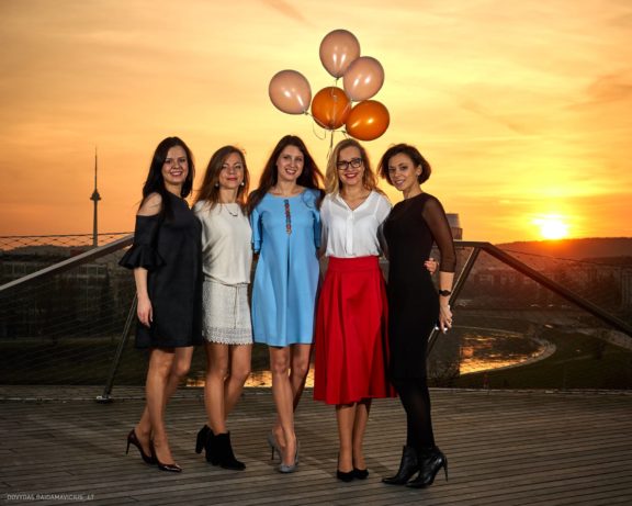 Mergvakaris saulėlydyje (Neringa) Neringa Paulauskaitė, Vilnius, SwedBank terasa, Televizijos bokštas Fotografas: Dovydas Gaidamavičius