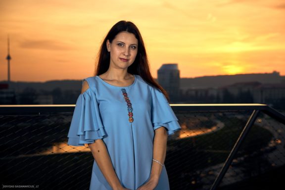 Mergvakaris saulėlydyje (Neringa) Neringa Paulauskaitė, Vilnius, SwedBank terasa, Televizijos bokštas Fotografas: Dovydas Gaidamavičius