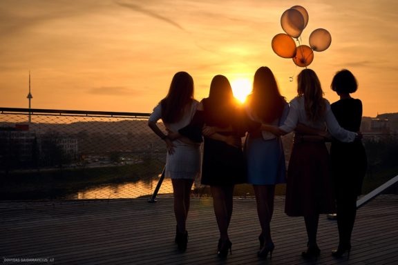 Mergvakaris saulėlydyje (Neringa) Neringa Paulauskaitė, Vilnius, SwedBank terasa, Televizijos bokštas Fotografas: Dovydas Gaidamavičius