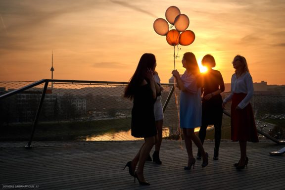 Mergvakaris saulėlydyje (Neringa) Neringa Paulauskaitė, Vilnius, SwedBank terasa, Televizijos bokštas Fotografas: Dovydas Gaidamavičius