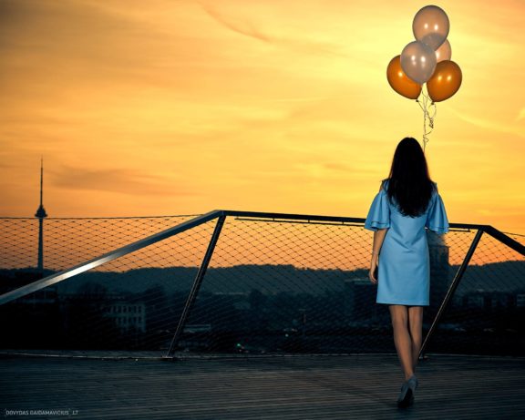 Mergvakaris saulėlydyje (Neringa) Neringa Paulauskaitė, Vilnius, SwedBank terasa, Televizijos bokštas Fotografas: Dovydas Gaidamavičius
