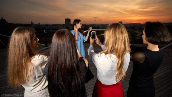 Mergvakaris saulėlydyje (Neringa) Neringa Paulauskaitė, Vilnius, SwedBank terasa, Televizijos bokštas Fotografas: Dovydas Gaidamavičius