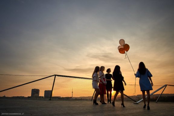 Mergvakaris saulėlydyje (Neringa) Neringa Paulauskaitė, Vilnius, SwedBank terasa, Televizijos bokštas Fotografas: Dovydas Gaidamavičius