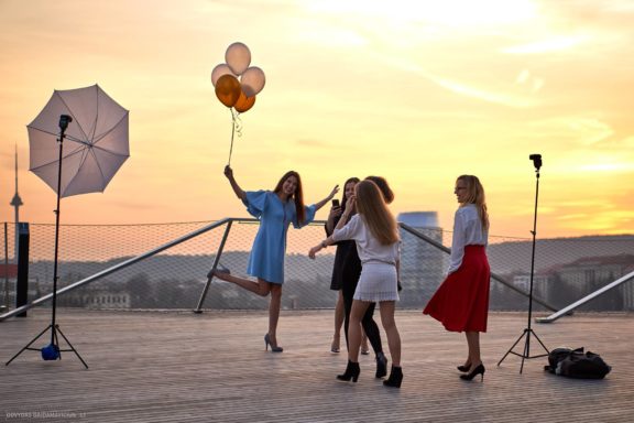 Mergvakaris saulėlydyje (Neringa) Neringa Paulauskaitė, Vilnius, SwedBank terasa, Televizijos bokštas Fotografas: Dovydas Gaidamavičius