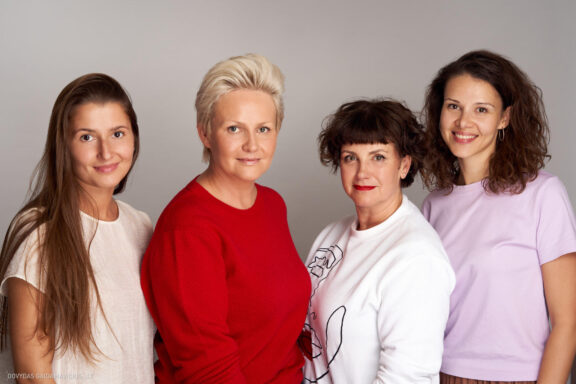 Eglė Kojalienė ir Elena Permogorskaya Grimo Akademija EPON Backstage Ppraktinių moktmų platformos bLoommo mokytojų fotosesija, Mokymų Inkubatorius Fotografas Dovydas Gaidamavičius © www.DovydasGaidamavicius.lt