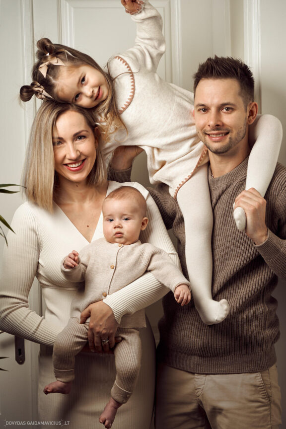 Šeimos fotosesija Vilnius Evaldas Česnavičiaus ir Aušra Česnavičienė (Liumy Design Atelje www.liumy.net) Fotografas: Dovydas Gaidamavičius © www.DovydasGaidamavicius.lt