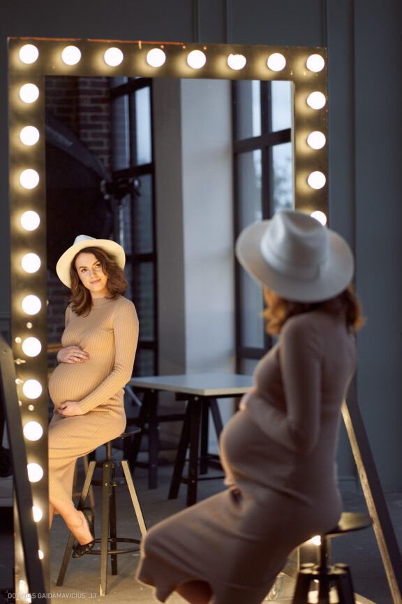 Aušrinė Adomaitytė ir Mindaugas Pošius poros fotosesija, neštukė, Vilnius, foto studija, laukimas Fotografas: Dovydas Gaidamavičius © www.DovydasGaidamavicius.lt