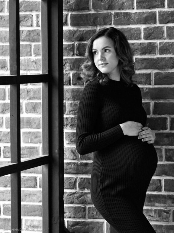 Aušrinė Adomaitytė ir Mindaugas Pošius poros fotosesija, neštukė, Vilnius, foto studija, laukimas Fotografas: Dovydas Gaidamavičius © www.DovydasGaidamavicius.lt