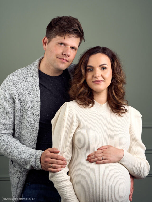 Aušrinė Adomaitytė ir Mindaugas Pošius poros fotosesija, neštukė, Vilnius, foto studija, laukimas Fotografas: Dovydas Gaidamavičius © www.DovydasGaidamavicius.lt