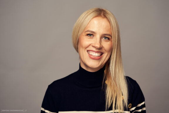 Fotosesija su Augintini šuns fotosesija foto studijoje, Vilnius, Šiaurės Miestelis, Žirmūnai. Justina Šidlauskienė Fotografas: Dovydas Gaidamavičius © www.DovydasGaidamavicius.lt