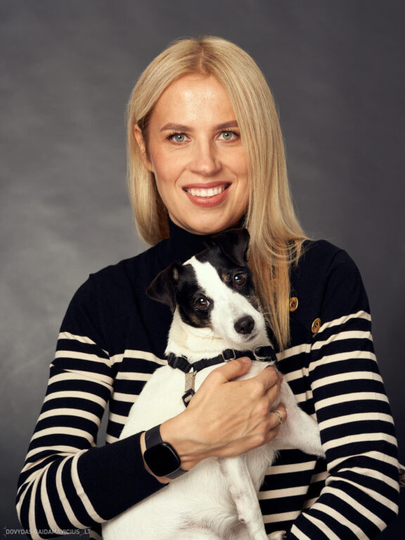 Fotosesija su Augintini šuns fotosesija foto studijoje, Vilnius, Šiaurės Miestelis, Žirmūnai. Justina Šidlauskienė Fotografas: Dovydas Gaidamavičius © www.DovydasGaidamavicius.lt