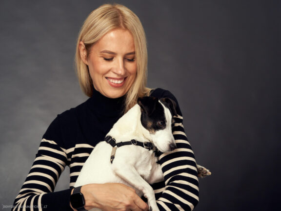 Fotosesija su Augintini šuns fotosesija foto studijoje, Vilnius, Šiaurės Miestelis, Žirmūnai. Justina Šidlauskienė Fotografas: Dovydas Gaidamavičius © www.DovydasGaidamavicius.lt