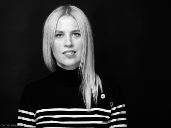 Fotosesija su Augintini šuns fotosesija foto studijoje, Vilnius, Šiaurės Miestelis, Žirmūnai. Justina Šidlauskienė Fotografas: Dovydas Gaidamavičius © www.DovydasGaidamavicius.lt