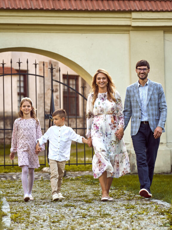 Vestuvių metinės 10 metų Giedrė ir Jokūbas šeima, Bernardinų sodas, Sereikiškių parkas, Onos bažnyčia Fotografas: Dovydas Gaidamavičius © www.DovydasGaidamavicius.lt