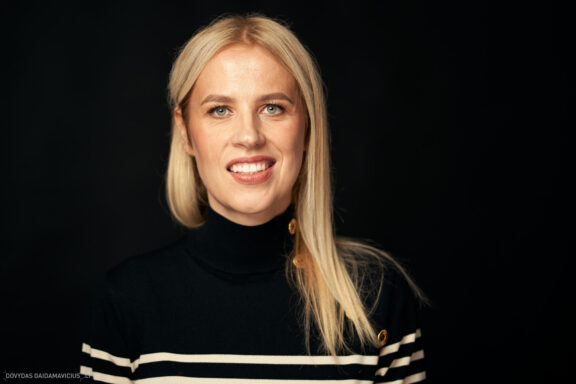 Fotosesija su Augintini šuns fotosesija foto studijoje, Vilnius, Šiaurės Miestelis, Žirmūnai. Justina Šidlauskienė Fotografas: Dovydas Gaidamavičius © www.DovydasGaidamavicius.lt