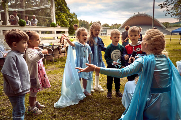 Vaikų gimtadienis, Vilnius, Gamtoje. Keturių metų gimtadienis Sofija Vingio paras Fotografas: Dovydas Gaidamavičius © www.DovydasGaidamavicius.lt