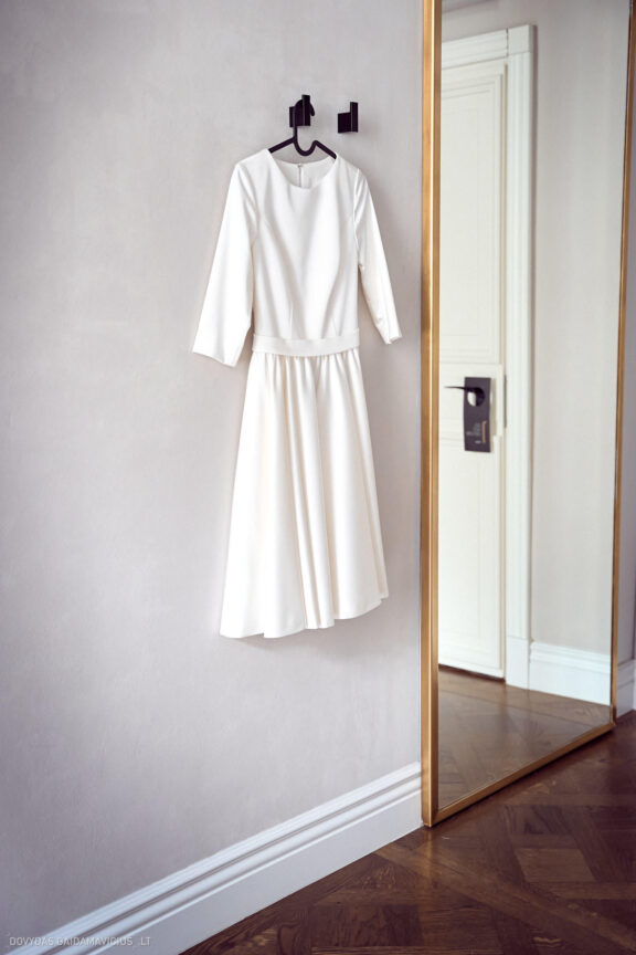 Vestuvės Karolis Petravičius ir Jurgita Petra Vilniuje, Pacai Hotel Vilnius, Jaukios vestuvės tik artimųjų rate. Vestuvių Fotografas: Dovydas Gaidamavičius © www.DovydasGaidamavicius.lt www.Dovis.lt Vestuvių fotosesija viduje lyjant lietui