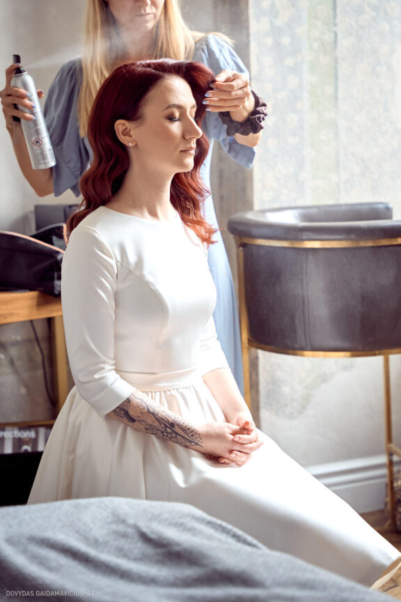 Vestuvės Karolis Petravičius ir Jurgita Petra Vilniuje, Pacai Hotel Vilnius, Jaukios vestuvės tik artimųjų rate. Vestuvių Fotografas: Dovydas Gaidamavičius © www.DovydasGaidamavicius.lt www.Dovis.lt Vestuvių fotosesija viduje lyjant lietui