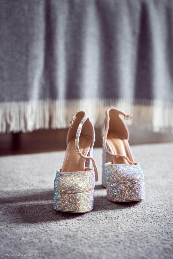 Vestuvės Karolis Petravičius ir Jurgita Petra Vilniuje, Pacai Hotel Vilnius, Jaukios vestuvės tik artimųjų rate. Vestuvių Fotografas: Dovydas Gaidamavičius © www.DovydasGaidamavicius.lt www.Dovis.lt Vestuvių fotosesija viduje lyjant lietui