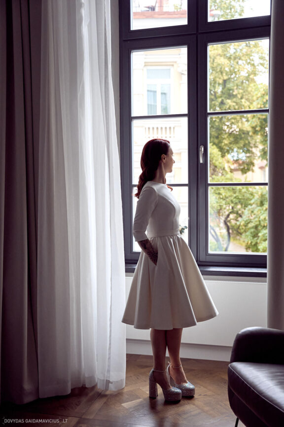 Vestuvės Karolis Petravičius ir Jurgita Petra Vilniuje, Pacai Hotel Vilnius, Jaukios vestuvės tik artimųjų rate. Vestuvių Fotografas: Dovydas Gaidamavičius © www.DovydasGaidamavicius.lt www.Dovis.lt Vestuvių fotosesija viduje lyjant lietui