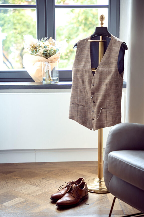 Vestuvės Karolis Petravičius ir Jurgita Petra Vilniuje, Pacai Hotel Vilnius, Jaukios vestuvės tik artimųjų rate. Vestuvių Fotografas: Dovydas Gaidamavičius © www.DovydasGaidamavicius.lt www.Dovis.lt Vestuvių fotosesija viduje lyjant lietui