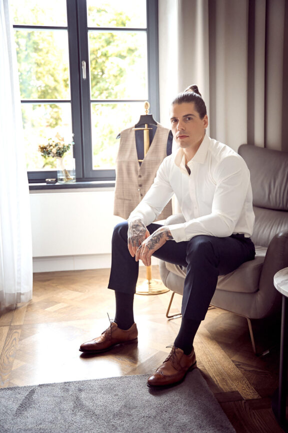 Vestuvės Karolis Petravičius ir Jurgita Petra Vilniuje, Pacai Hotel Vilnius, Jaukios vestuvės tik artimųjų rate. Vestuvių Fotografas: Dovydas Gaidamavičius © www.DovydasGaidamavicius.lt www.Dovis.lt Vestuvių fotosesija viduje lyjant lietui