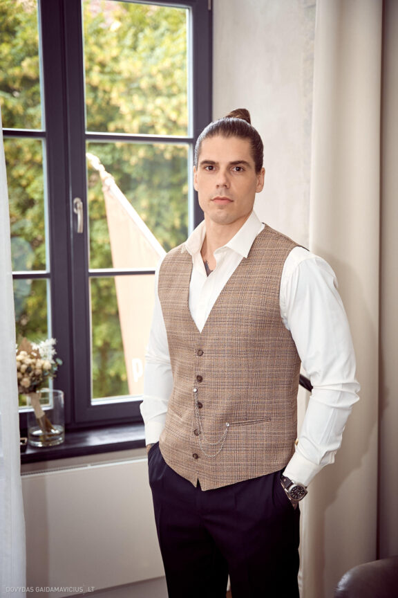 Vestuvės Karolis Petravičius ir Jurgita Petra Vilniuje, Pacai Hotel Vilnius, Jaukios vestuvės tik artimųjų rate. Vestuvių Fotografas: Dovydas Gaidamavičius © www.DovydasGaidamavicius.lt www.Dovis.lt Vestuvių fotosesija viduje lyjant lietui