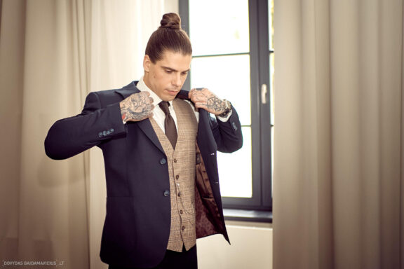 Vestuvės Karolis Petravičius ir Jurgita Petra Vilniuje, Pacai Hotel Vilnius, Jaukios vestuvės tik artimųjų rate. Vestuvių Fotografas: Dovydas Gaidamavičius © www.DovydasGaidamavicius.lt www.Dovis.lt Vestuvių fotosesija viduje lyjant lietui