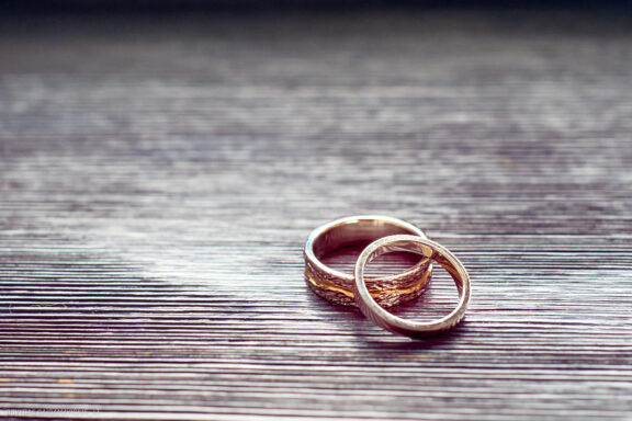 Vestuvės Karolis Petravičius ir Jurgita Petra Vilniuje, Pacai Hotel Vilnius, Jaukios vestuvės tik artimųjų rate. Vestuvių Fotografas: Dovydas Gaidamavičius © www.DovydasGaidamavicius.lt www.Dovis.lt Vestuvių fotosesija viduje lyjant lietui