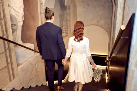 Vestuvės Karolis Petravičius ir Jurgita Petra Vilniuje, Pacai Hotel Vilnius, Jaukios vestuvės tik artimųjų rate. Vestuvių Fotografas: Dovydas Gaidamavičius © www.DovydasGaidamavicius.lt www.Dovis.lt Vestuvių fotosesija viduje lyjant lietui