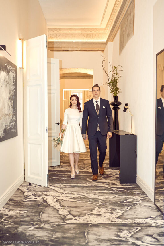 Vestuvės Karolis Petravičius ir Jurgita Petra Vilniuje, Pacai Hotel Vilnius, Jaukios vestuvės tik artimųjų rate. Vestuvių Fotografas: Dovydas Gaidamavičius © www.DovydasGaidamavicius.lt www.Dovis.lt Vestuvių fotosesija viduje lyjant lietui