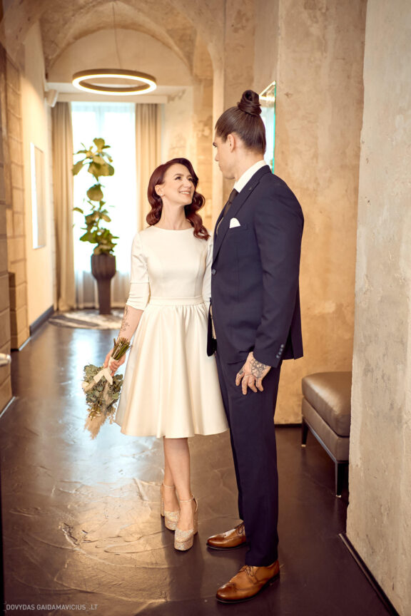 Vestuvės Karolis Petravičius ir Jurgita Petra Vilniuje, Pacai Hotel Vilnius, Jaukios vestuvės tik artimųjų rate. Vestuvių Fotografas: Dovydas Gaidamavičius © www.DovydasGaidamavicius.lt www.Dovis.lt Vestuvių fotosesija viduje lyjant lietui