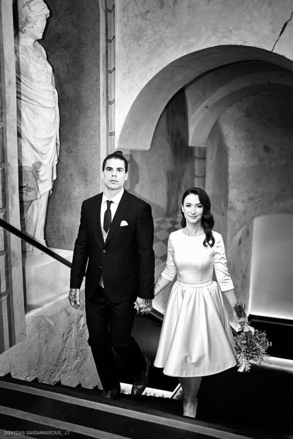 Vestuvės Karolis Petravičius ir Jurgita Petra Vilniuje, Pacai Hotel Vilnius, Jaukios vestuvės tik artimųjų rate. Vestuvių Fotografas: Dovydas Gaidamavičius © www.DovydasGaidamavicius.lt www.Dovis.lt Vestuvių fotosesija viduje lyjant lietui