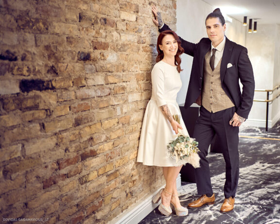 Vestuvės Karolis Petravičius ir Jurgita Petra Vilniuje, Pacai Hotel Vilnius, Jaukios vestuvės tik artimųjų rate. Vestuvių Fotografas: Dovydas Gaidamavičius © www.DovydasGaidamavicius.lt www.Dovis.lt Vestuvių fotosesija viduje lyjant lietui