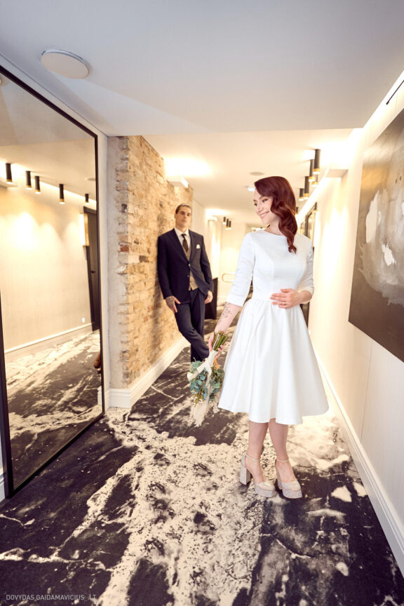 Vestuvės Karolis Petravičius ir Jurgita Petra Vilniuje, Pacai Hotel Vilnius, Jaukios vestuvės tik artimųjų rate. Vestuvių Fotografas: Dovydas Gaidamavičius © www.DovydasGaidamavicius.lt www.Dovis.lt Vestuvių fotosesija viduje lyjant lietui