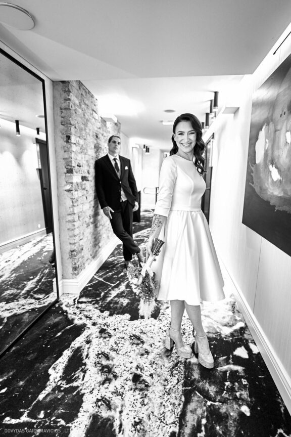 Vestuvės Karolis Petravičius ir Jurgita Petra Vilniuje, Pacai Hotel Vilnius, Jaukios vestuvės tik artimųjų rate. Vestuvių Fotografas: Dovydas Gaidamavičius © www.DovydasGaidamavicius.lt www.Dovis.lt Vestuvių fotosesija viduje lyjant lietui